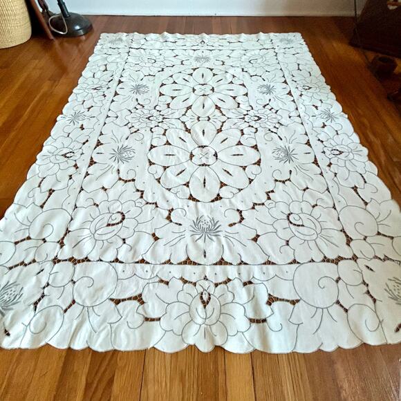 Vintage White Floral Cutwork Tablecloth Rectangle 63 x 48 - Picture 3 of 16